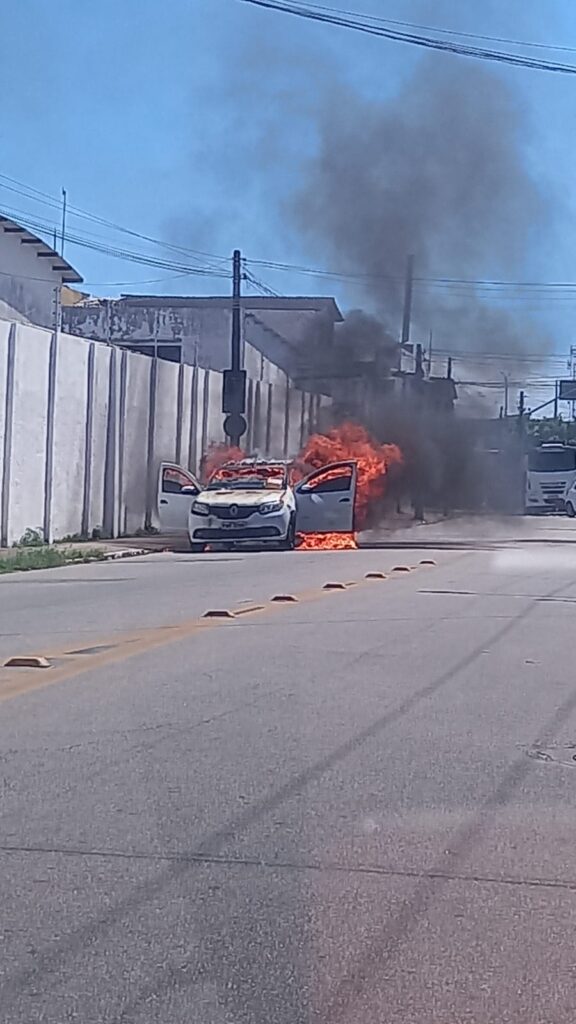 Motociclistas param carro e ateiam fogo no bairro Carlito Pamplona, em Fortaleza