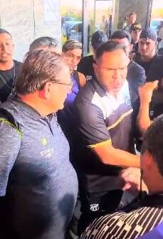 Torcida do Ceará protesta e cobra Guto Ferreira no desembarque da delegação