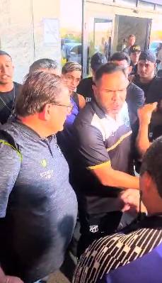 Torcida do Ceará protesta e cobra Guto Ferreira no desembarque da delegação