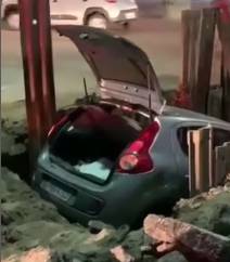 Carro cai dentro de buraco de trecho em obras em avenida de Fortaleza