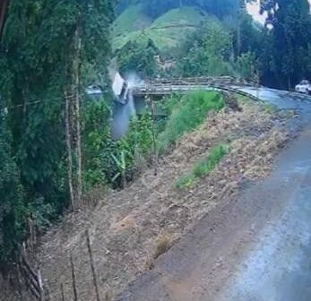 Caminhão despenca de ponte e mata motorista na BR-101 no ES