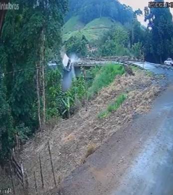 Caminhão despenca de ponte e mata motorista na BR-101 no ES