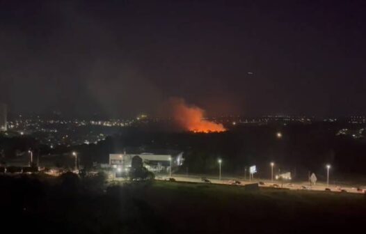 Incêndio atinge área de vegetação próximo ao Parque do Cocó, em Fortaleza