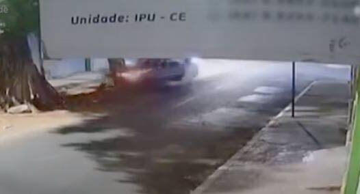 Motorista perde o controle e colide carro contra árvore em Ipu