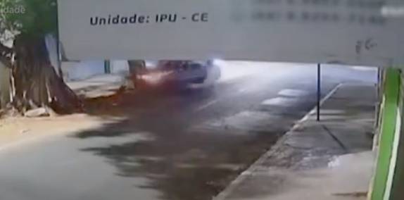 Motorista perde o controle e colide carro contra árvore em Ipu