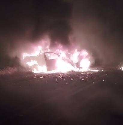 Dois carros e uma moto pegam fogo após colisão no interior do Ceará; duas pessoas morreram