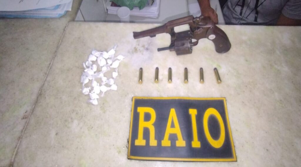 Polícia prende homem com arma e drogas na cidade de Boa Viagem