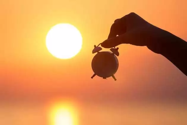 Volta do horário de verão pode mudar cobrança da conta de luz; entenda como você pode ser afetado