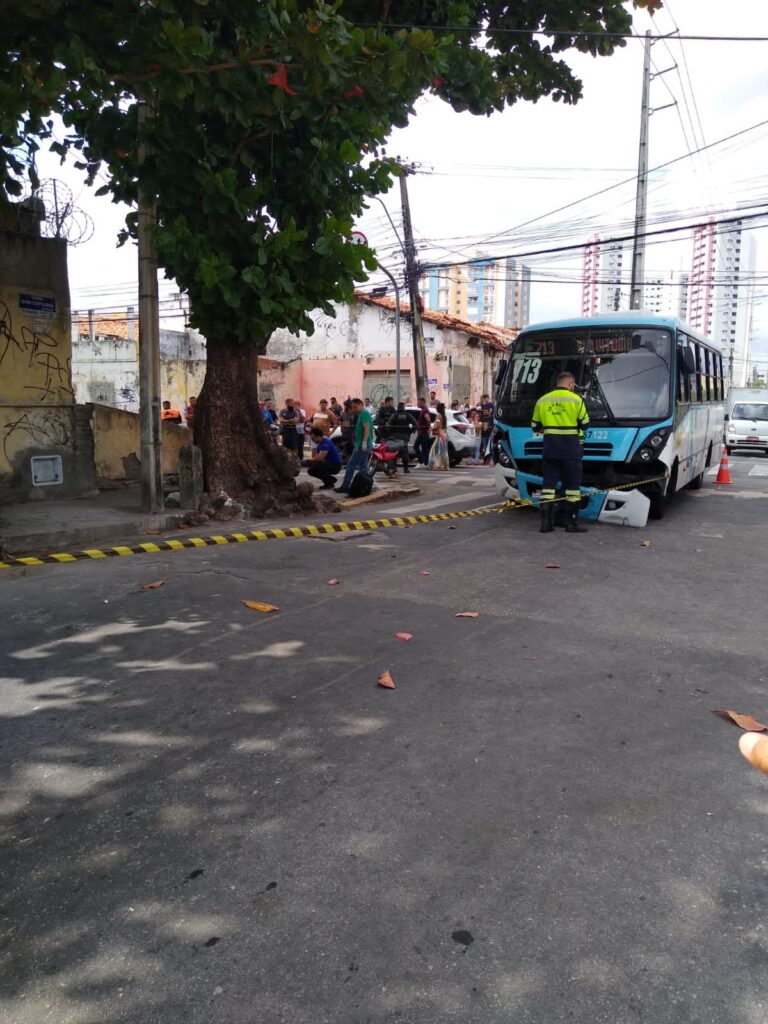 Técnica de enfermagem morre após colidir com micro-ônibus em Fortaleza