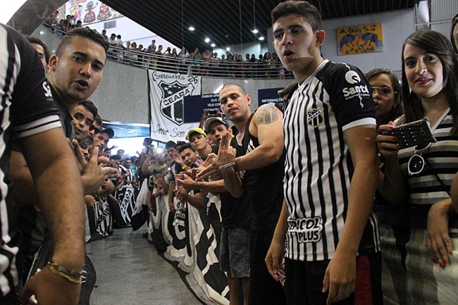 Torcedores do Ceará preparam “aerovozão” antes do embarque para o jogo contra o Tombense