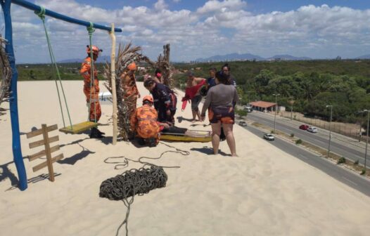 Homem passa mal após subir duna da Sabiaguaba e é resgatado pelos bombeiros