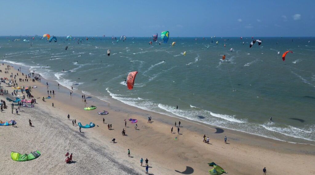 Praia do Cumbuco ganha placa em homenagem a recorde mundial de kitesurf