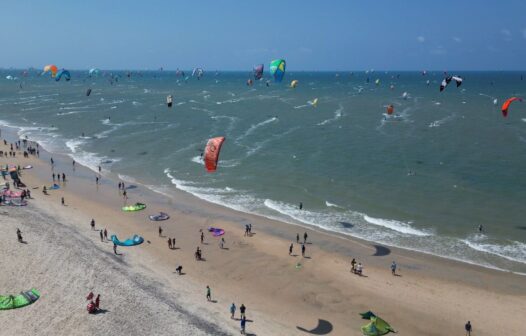 Praia do Cumbuco ganha placa em homenagem a recorde mundial de kitesurf