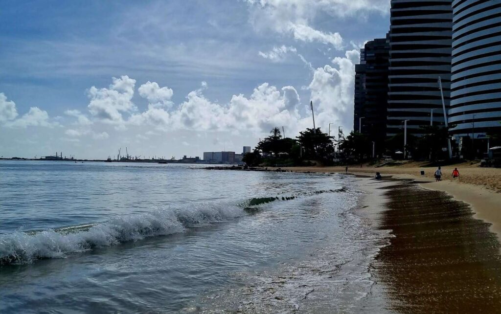 Fortaleza tem 18 praias próprias para banho neste fim de semana