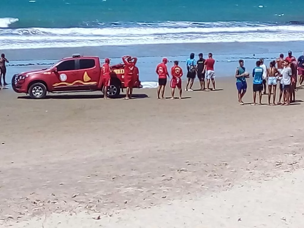 Quatro banhistas são resgatados de afogamento na Caponga