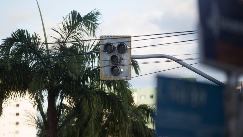 Quase 100 semáforos de Fortaleza apresentam problema após apagão nacional 