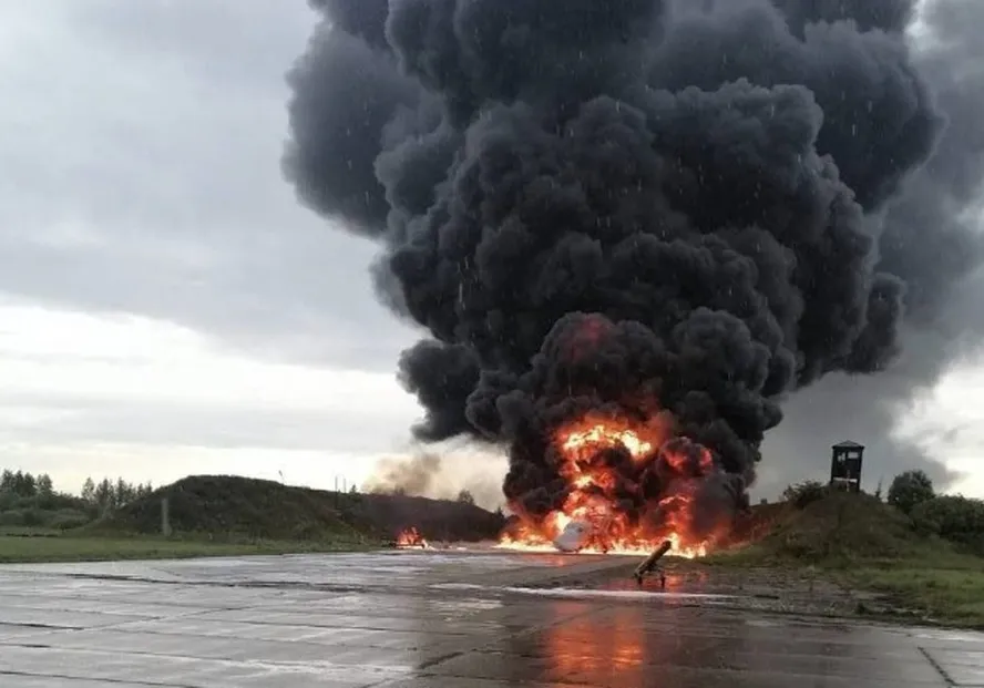 Drone da Ucrânia destrói bombardeiro supersônico russo, em São Petersburgo