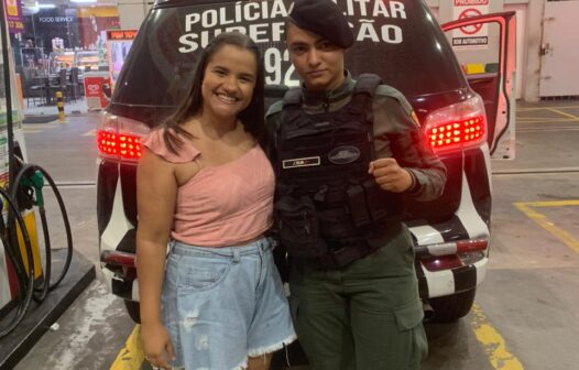 Fã de PMs femininas, influencer de Fortaleza viraliza ao registrar foto com policial