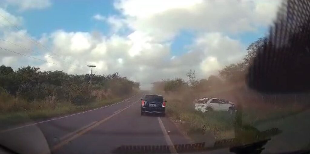 Capotamento de carro no Ceará é flagrado por câmera