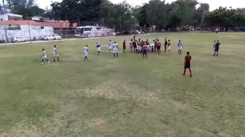 Vigilante sofre infarto e morre durante partida de futebol amador em Fortaleza