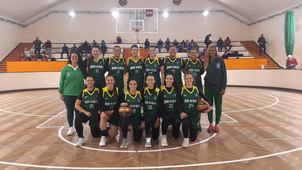 Cearense é destaque na estreia da Seleção no mundial de basquete master feminino