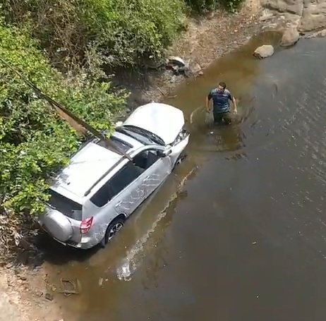 Capitão da Polícia Militar capota o carro e cai de ponte no interior do Ceará