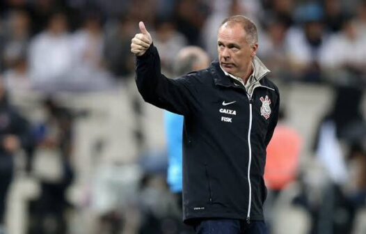 Mano Menezes chega no CT para assinar contrato com o Corinthians