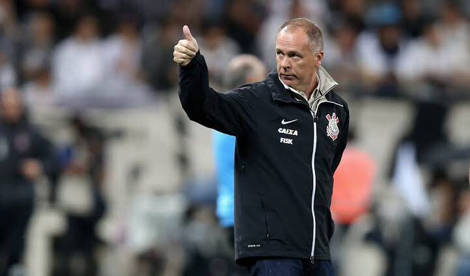 Mano Menezes chega no CT para assinar contrato com o Corinthians