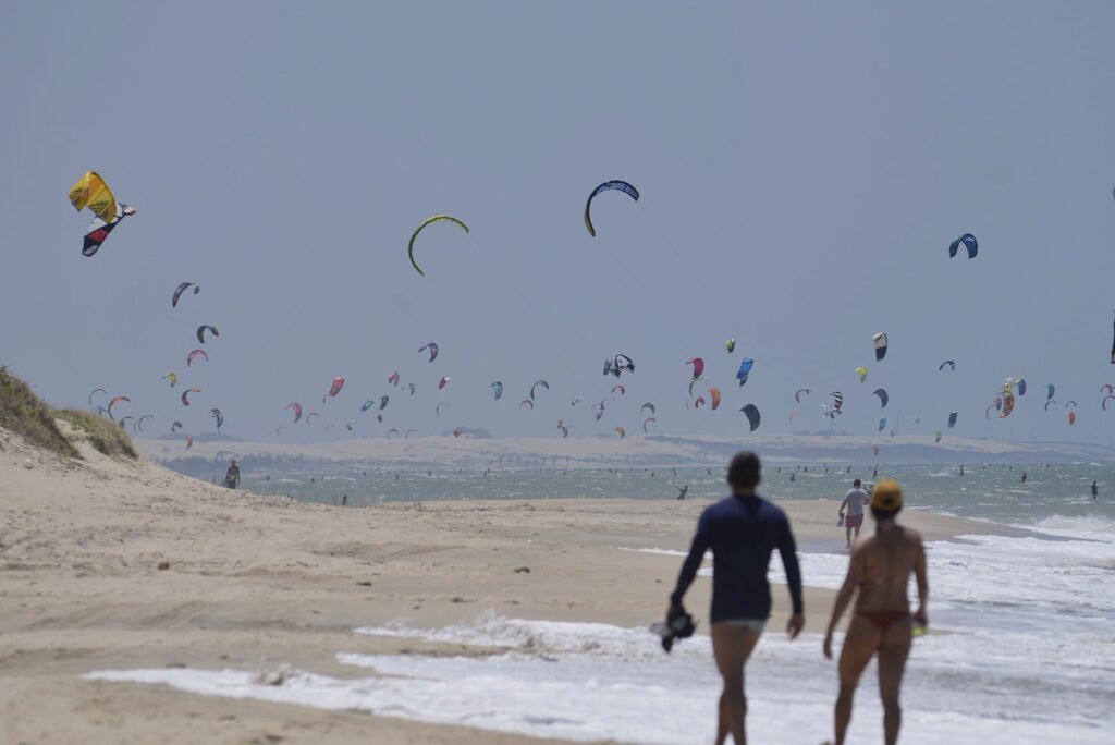 Recorde quebrado: pela 3ª vez, Praia do Cumbuco registra maior desfile de kitesurf do mundo