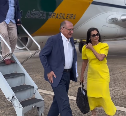 Geraldo Alckmin chega a Fortaleza e é recebido por Elmano e Camilo