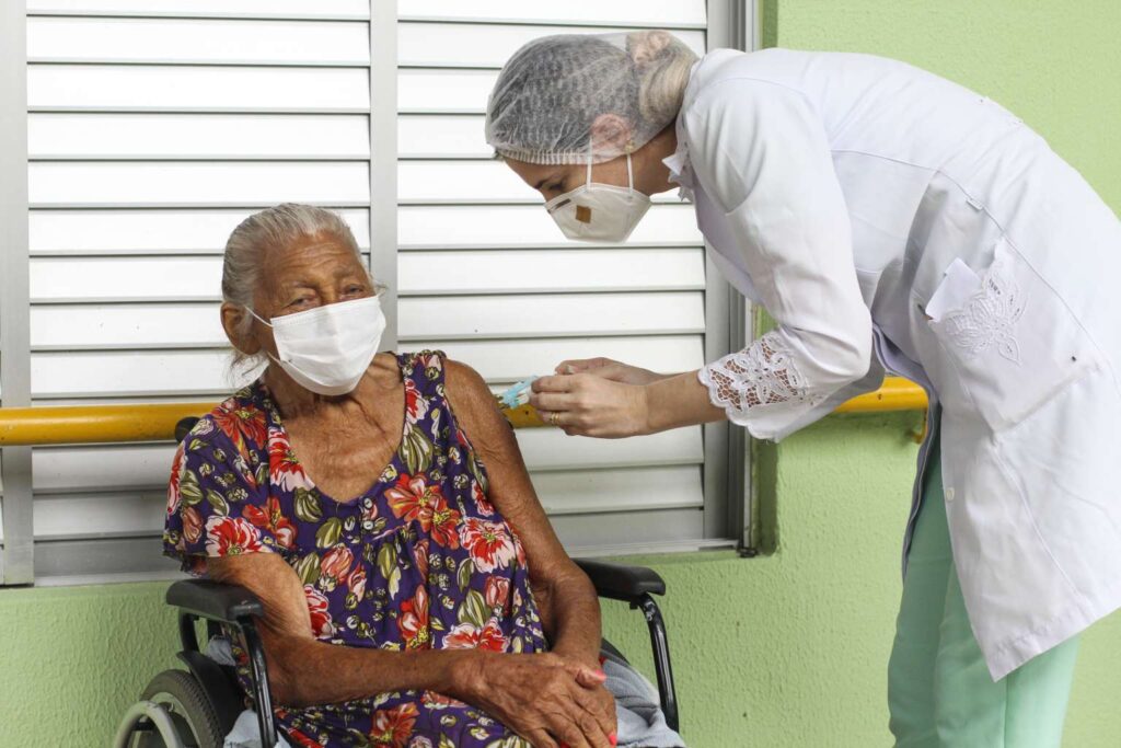 Aumento de idosos deve demandar maior aplicação de vacinas no Brasil