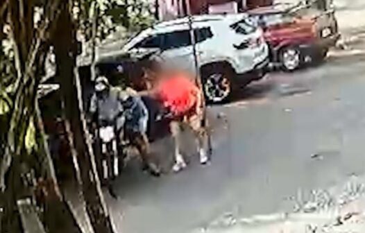 Mulher reage a assalto no Cocó, dá garrafadas e criminoso foge; veja vídeo