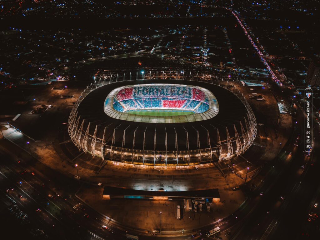 Primeiro time do Nordeste a alcançar uma semifinal na Sul-Americana, o Fortaleza viveu outra noite épica. A torcida celebrou em grande estilo.