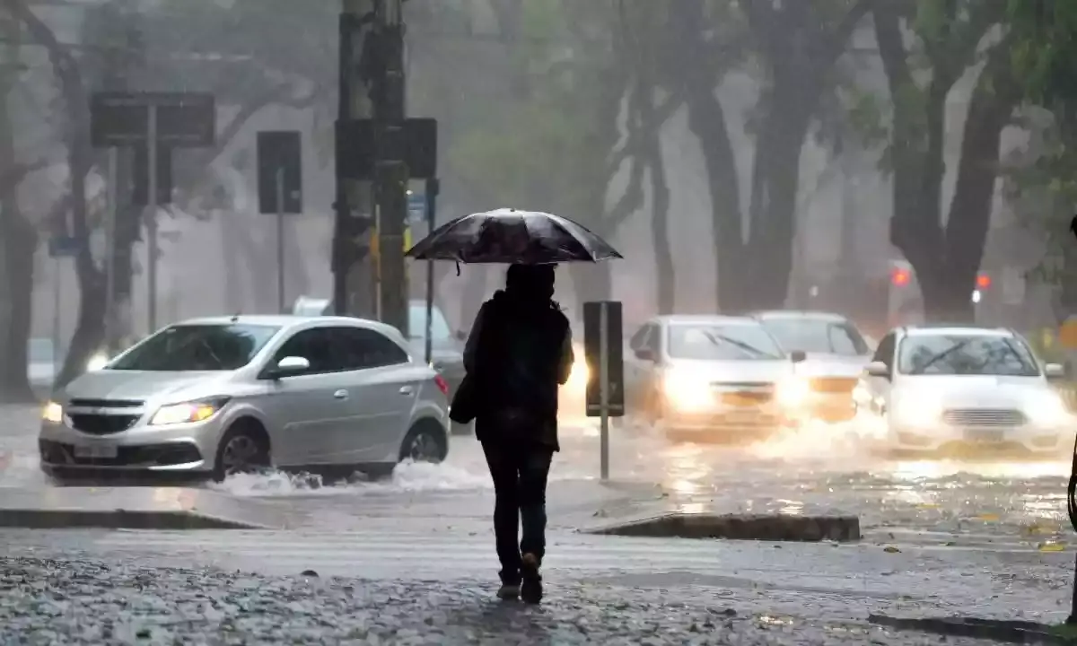 Inmet emite alerta de chuvas intensas para Fortaleza e outras 37 cidades do Ceará