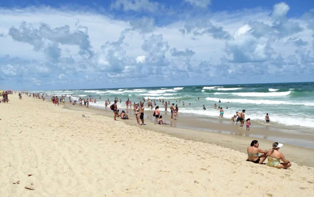 Fortaleza tem 23 trechos de praias próprias para banho no feriadão