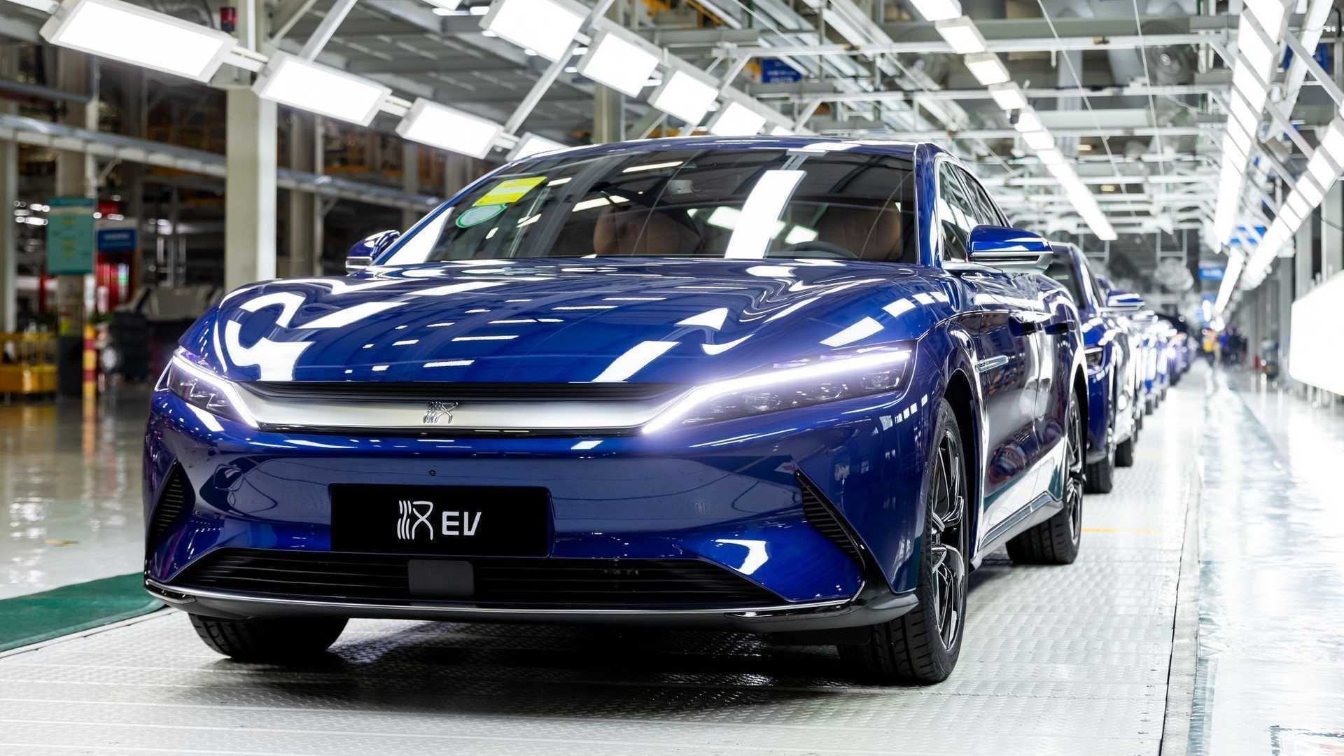 União Europeia lança ofensiva contra os carros elétricos da china. 