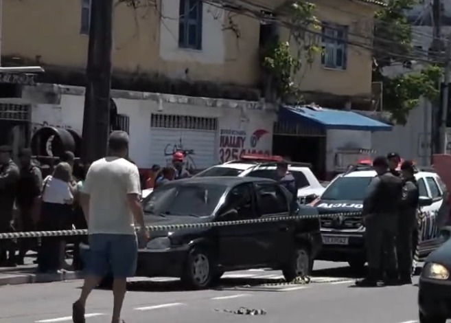 Homem é executado dentro de carro em avenida movimentada de Fortaleza