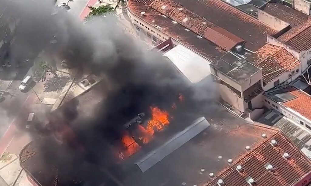 Incêndio destrói parte do Mercado da Encruzilhada, no Recife