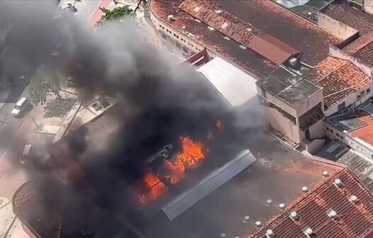 Incêndio destrói parte do Mercado da Encruzilhada, no Recife