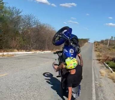 Jovem é atingido por carro enquanto empinava moto em rodovia do Ceará