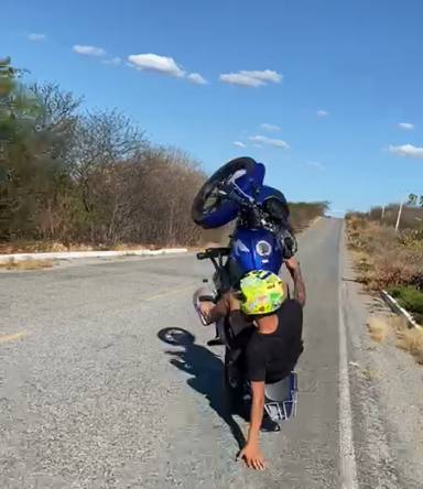 Jovem é atingido por carro enquanto empinava moto em rodovia do Ceará