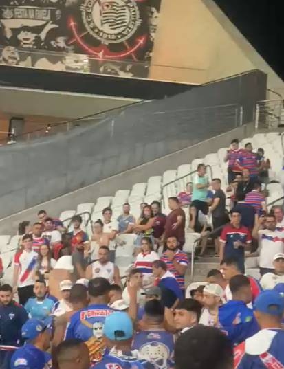 Torcedores de organizadas do Fortaleza brigam entre si antes de jogo contra Corinthians