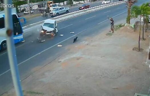 Ônibus com universitários colide contra carro em avenida de Juazeiro do Norte