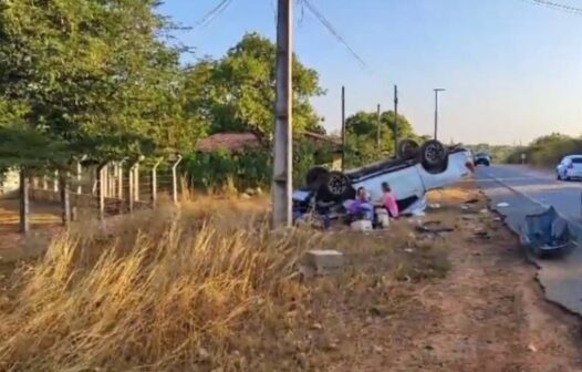 Caminhonete capota após colisão com carro e deixa dois motoristas feridos no Ceará