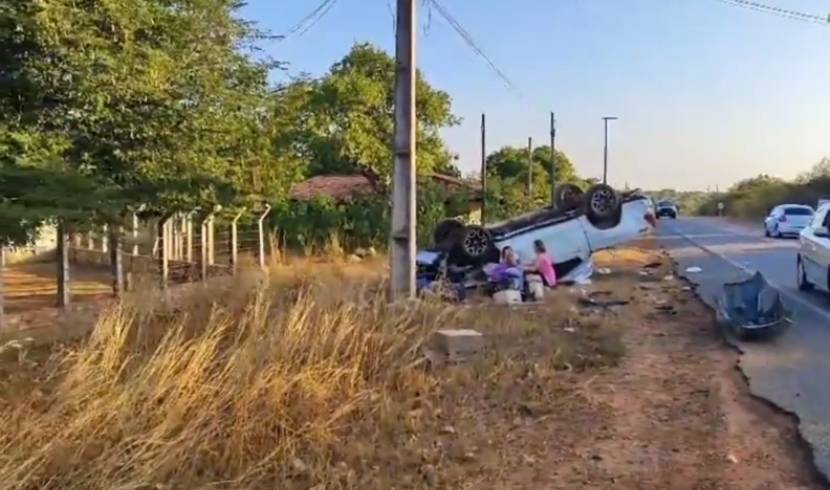 Caminhonete capota após colisão com carro e deixa dois motoristas feridos no Ceará