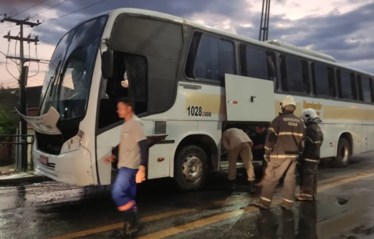 Ônibus escolar pega fogo enquanto transportava alunos em Sobral