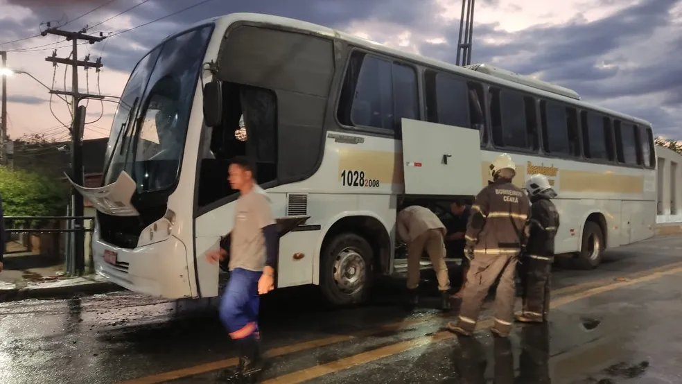 Ônibus escolar pega fogo enquanto transportava alunos em Sobral