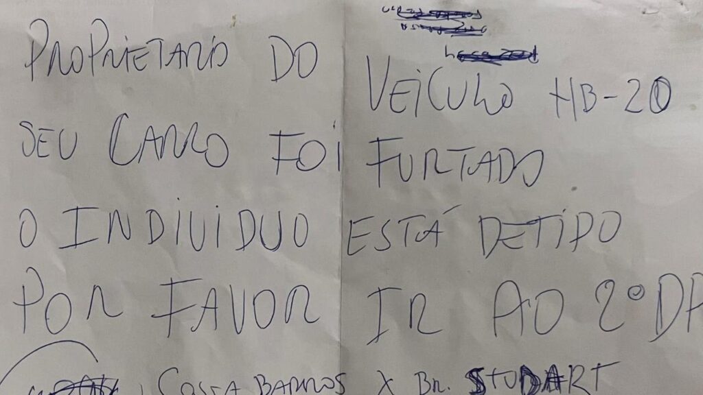 Polícia usa bilhete para avisar dono de carro sobre furto: “indivíduo está detido”