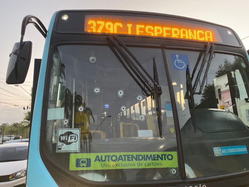 Policial fica ferido após troca de tiros durante tentativa de assalto em ônibus em Fortaleza