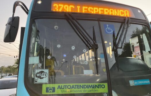 Policial fica ferido após troca de tiros durante tentativa de assalto em ônibus em Fortaleza